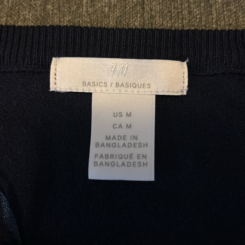 COPY - H &M navy blue sweater, size medium - Picture 2 of 4